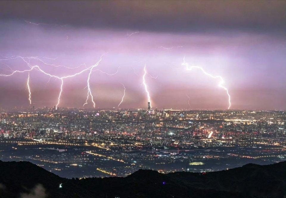 北京香山网友实拍渡劫现场记得好几年前有一次也是暴雨天，我站在阳台看打雷闪电，也是