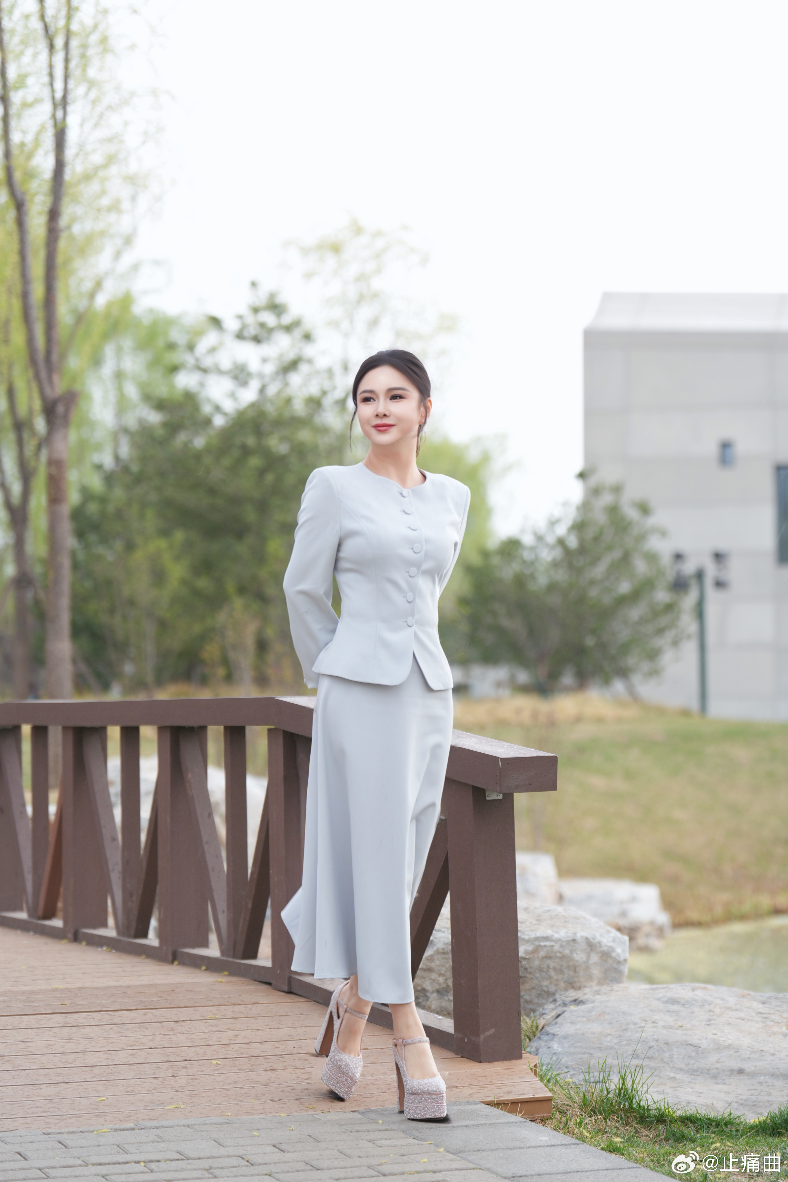 凤凰财经主持人刘美希亮相中关村论坛 国际科创峰会上，刘美希以卓越主持力、超强逻辑