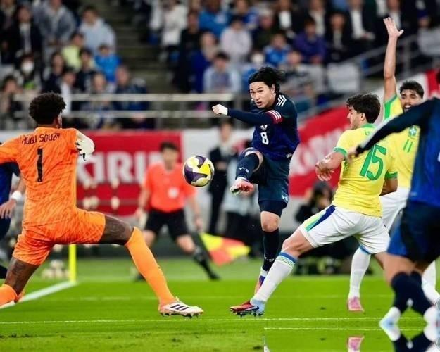 巴西2-1赢日本，比分看着正常，过程一点不轻松。日本把比赛拖到最后，逼得巴西靠补