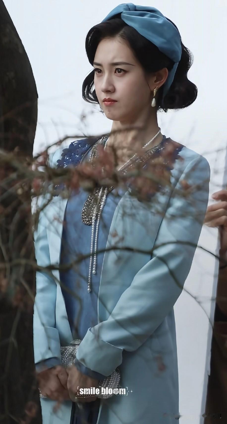 说实话，短剧演员确实在颜值这块，比不过长剧的同龄演员。

比如郭宇欣，在短剧里绝