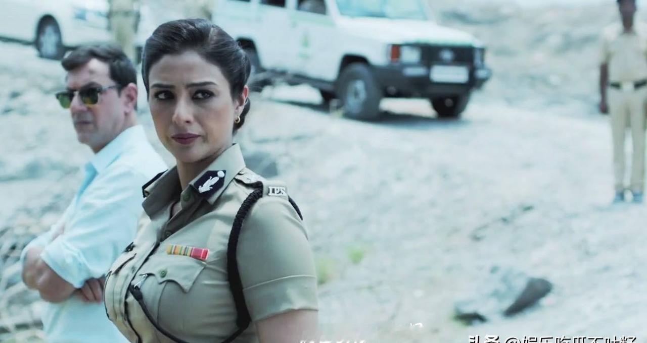 军装一上身，整个屏幕都带电。
塔布那眼神扫过来，你脊椎先软了三分。
记得《误杀瞒