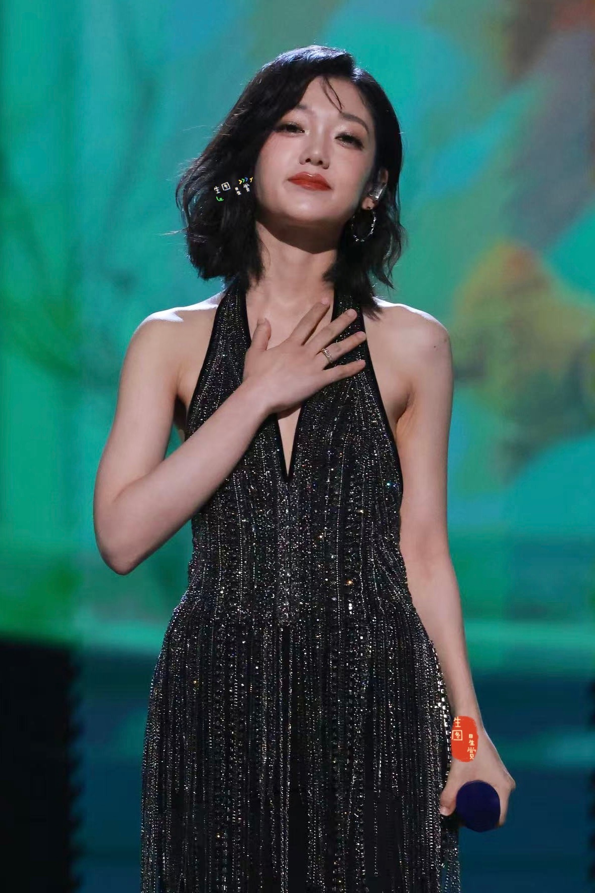 希林娜依高唱响超会买超燃夜尽情享受舞台的表演🎵 