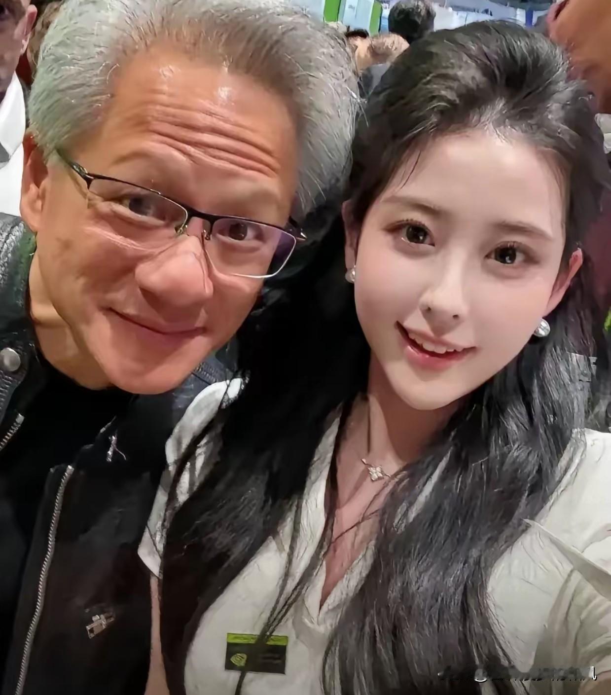 黄仁勋身边围着的女人，比他家显卡还多。

有人说他好色，有人说那些美女是投怀送抱