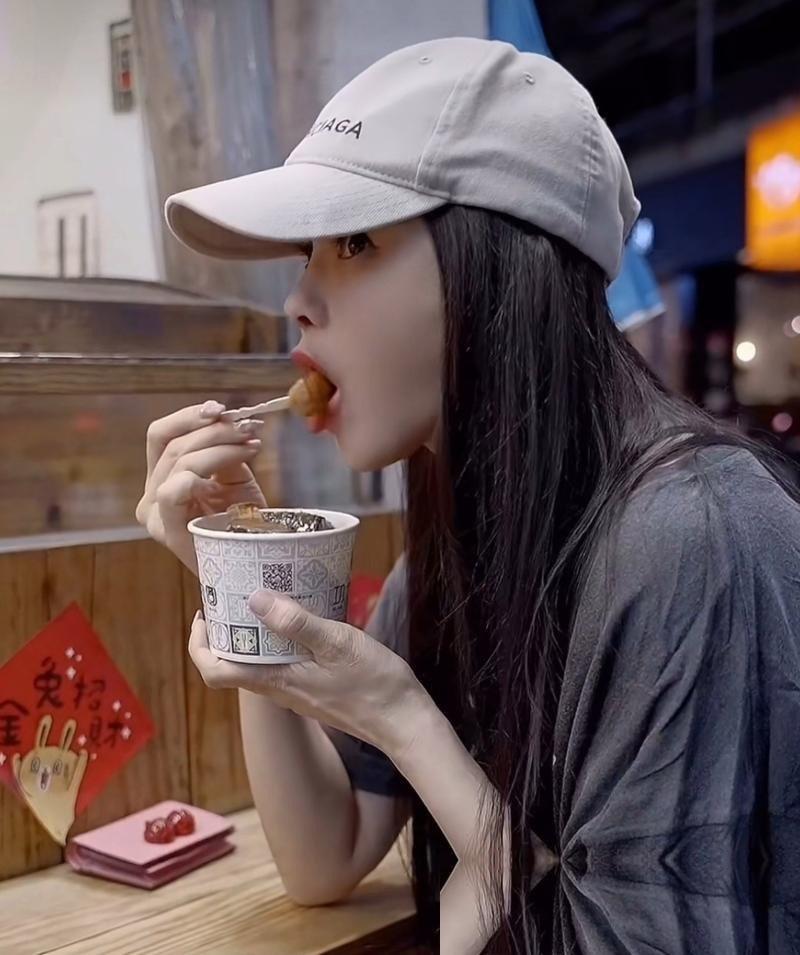 谁说娱乐圈的女明星都是喝露水长大的，永远都不会老？这几天在贵阳的街头小吃摊前，一