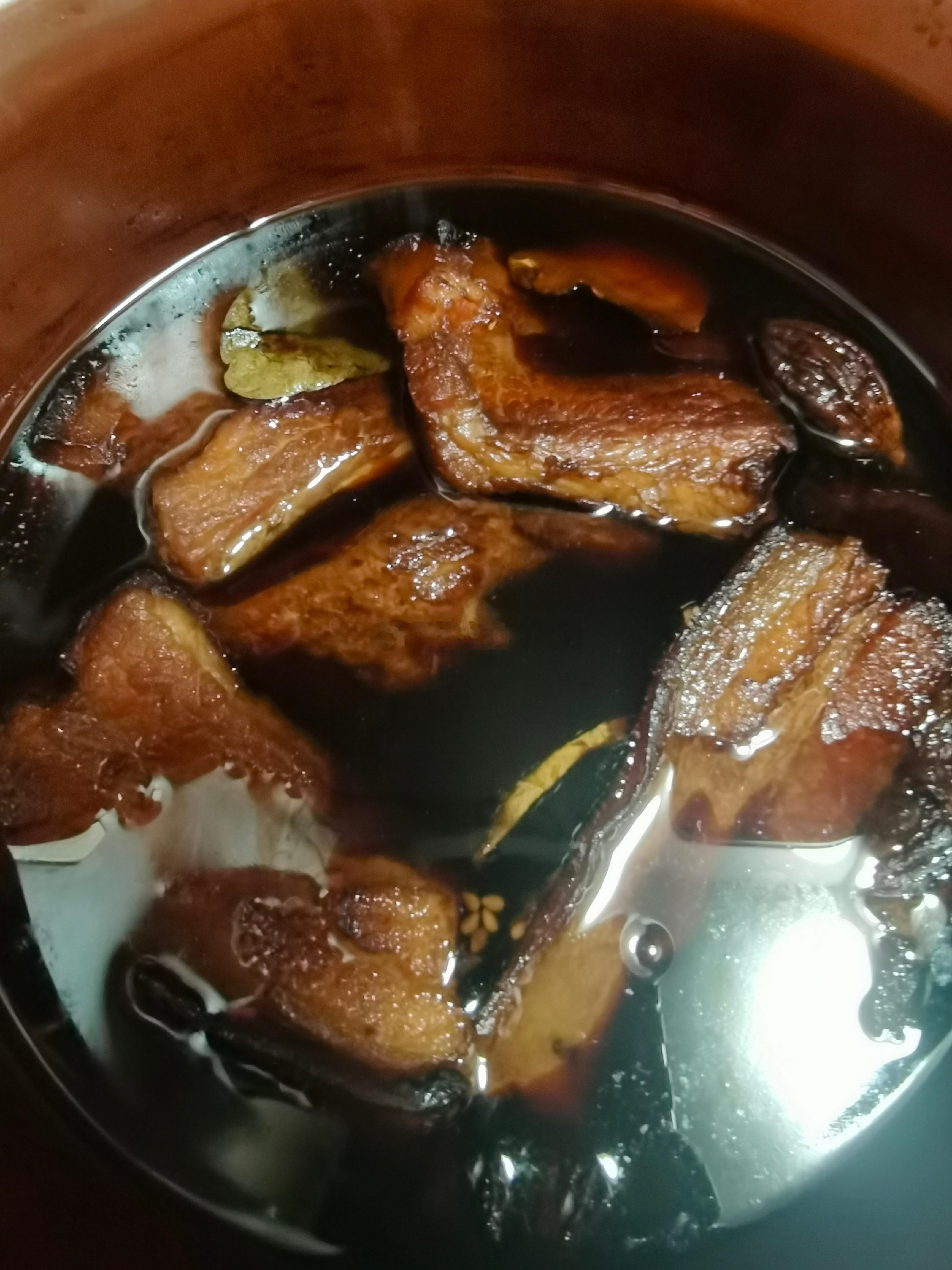 早餐：把子肉面。昨天买了五花肉，做了把子肉，昨晚用电焖锅焖卤了一夜。今早顺便夹了