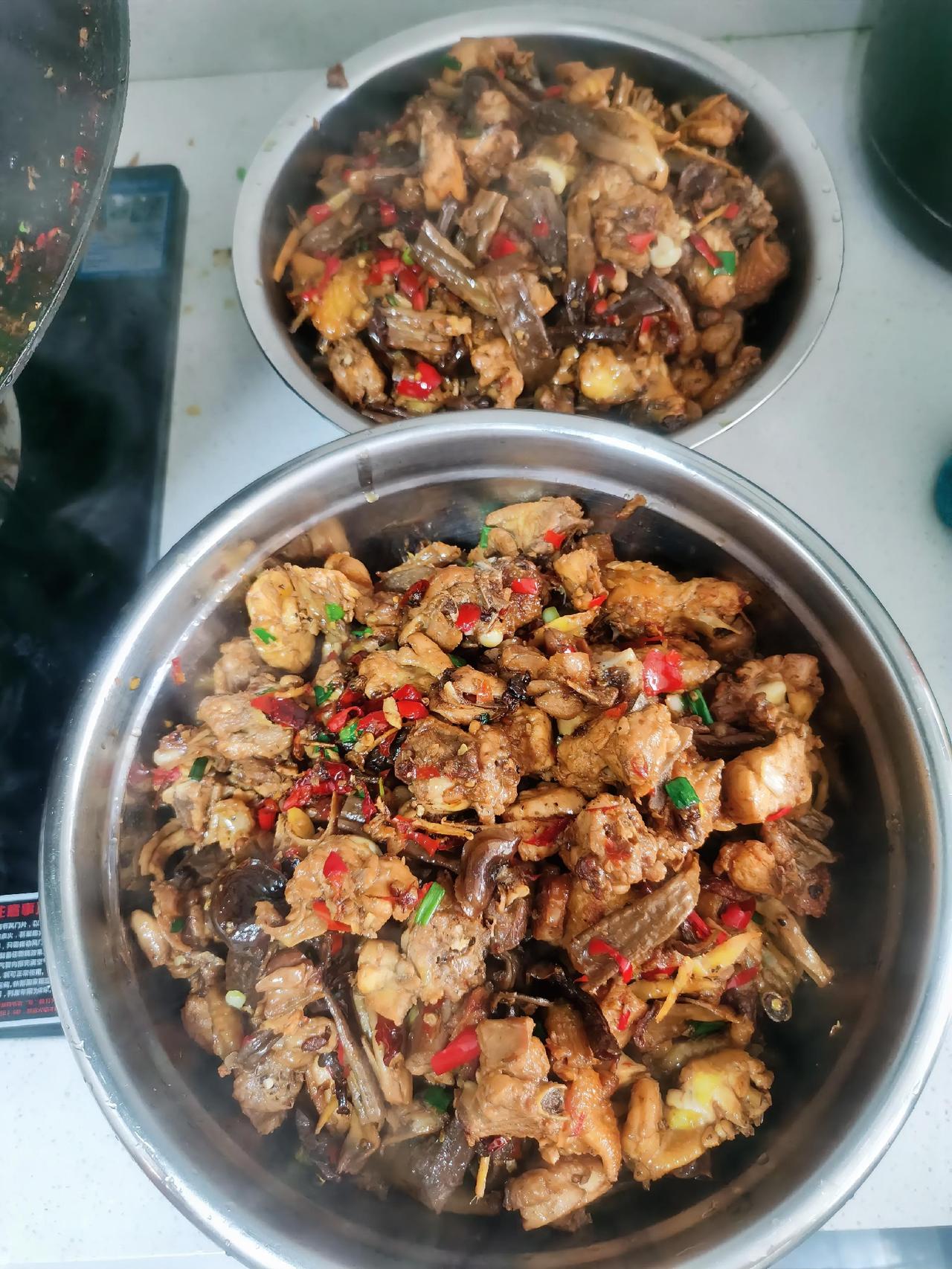 今日食堂家常菜谱：
红烧鸡块
猪肉炒豆角
炒大白菜。

窝在这个充满油烟味的小厨