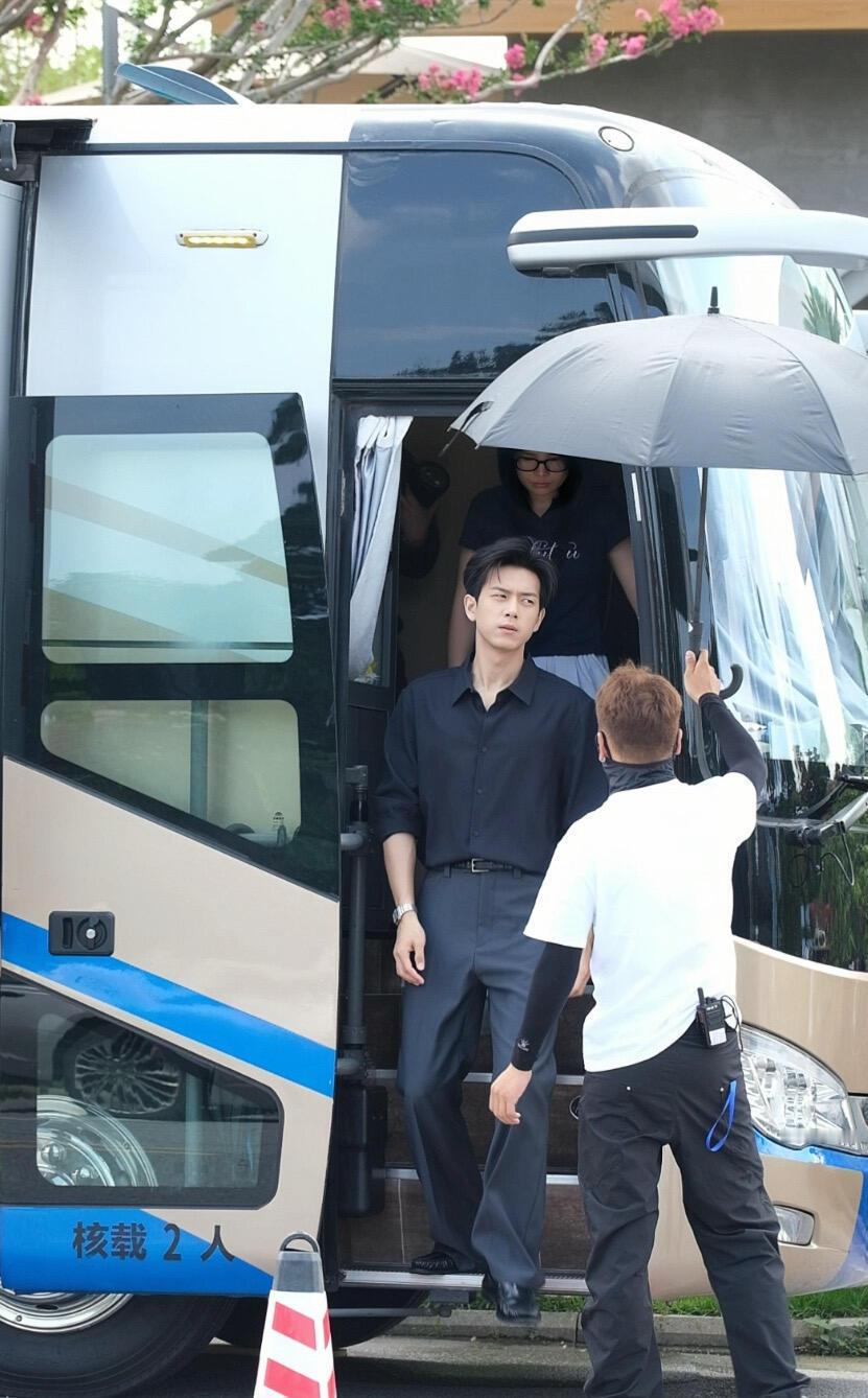 李现大大方方的年上男李现老头衫穿搭随性又有型，肩宽腰窄身形优越，手臂线条利落迷人