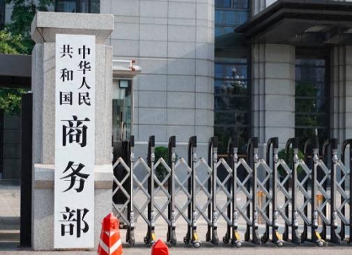 最近美国商界安静得让人发毛。苹果这些巨头集体装死，连美国政府都罕见地不吭声了。原
