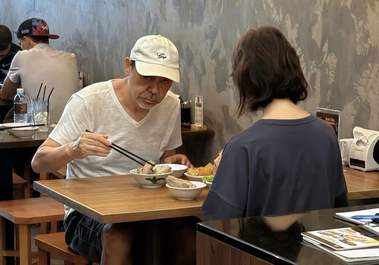 近日，有位网友在泰国偶遇刘青云，他和老婆郭蔼明在一家小饭馆吃饭的画面。

影帝刘