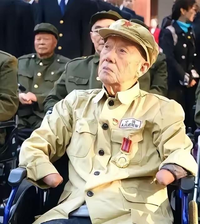 这位就是“冰雕连”幸存者周全弟老英雄。
1950年11月，年仅16岁的周全弟随抗