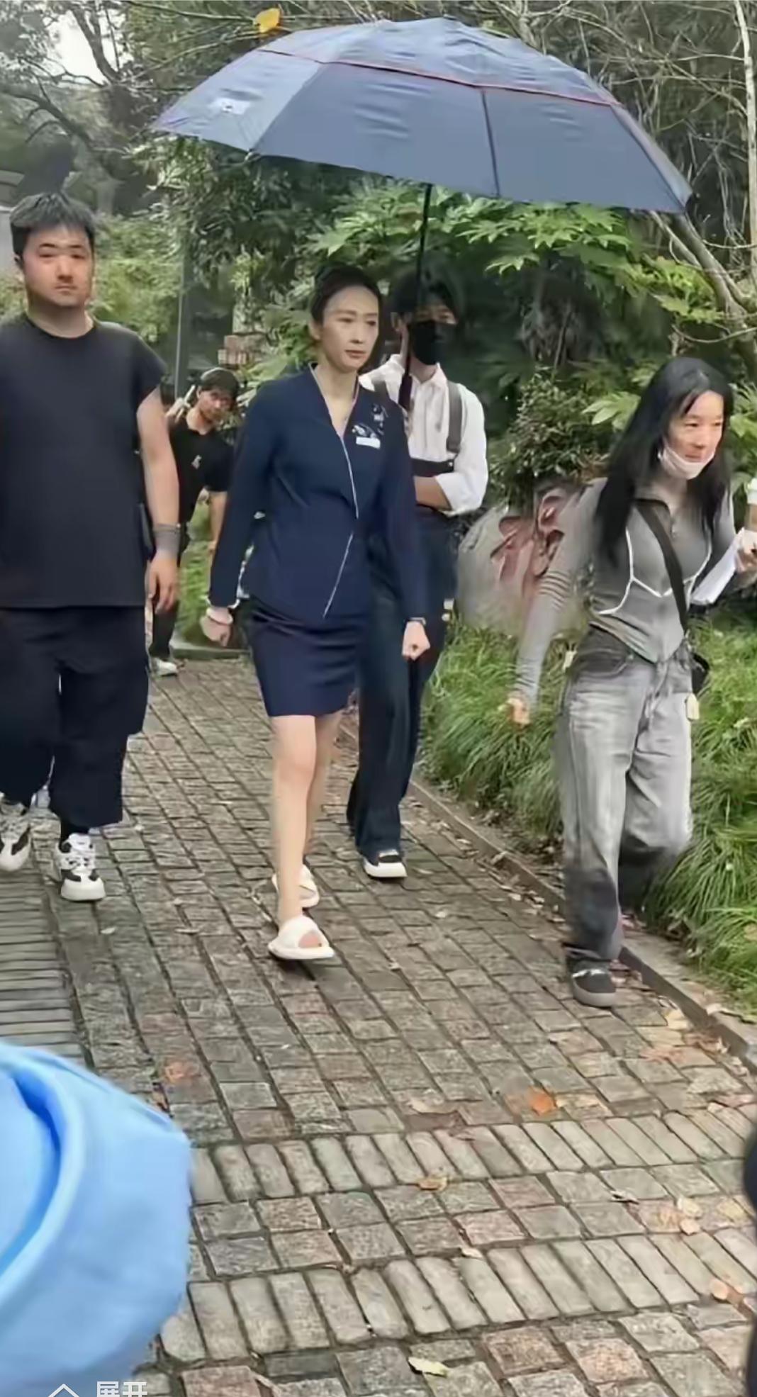有钱就是任性，出门就有人为你遮风挡雨。