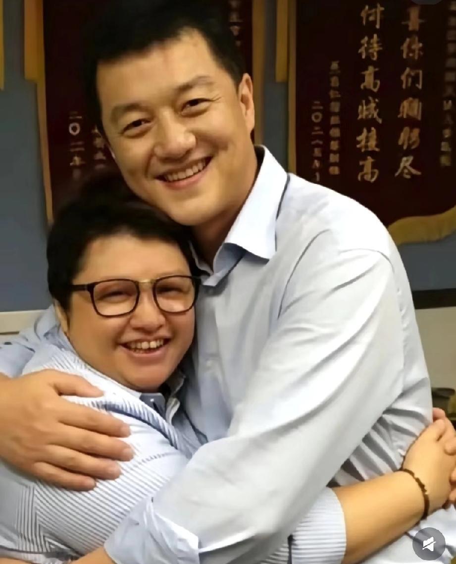 有一种友情，叫李亚鹏和韩红
 
这两张照片真的暖到我了！🥹
 
李亚鹏和韩红的