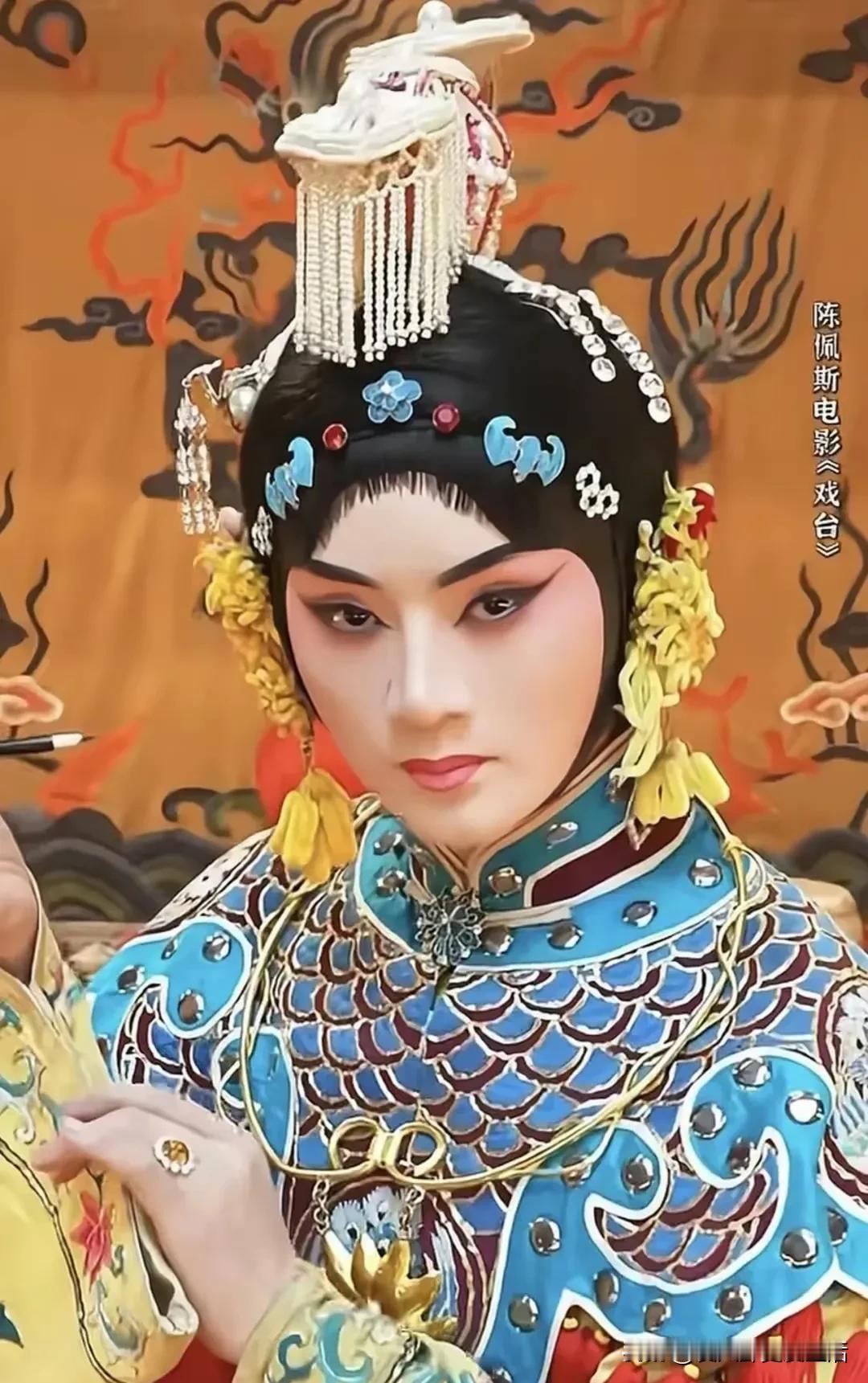 是金子总会发光的。
余少群，因为在《戏台》当中的出色表现，收到了广大网友的一致赞