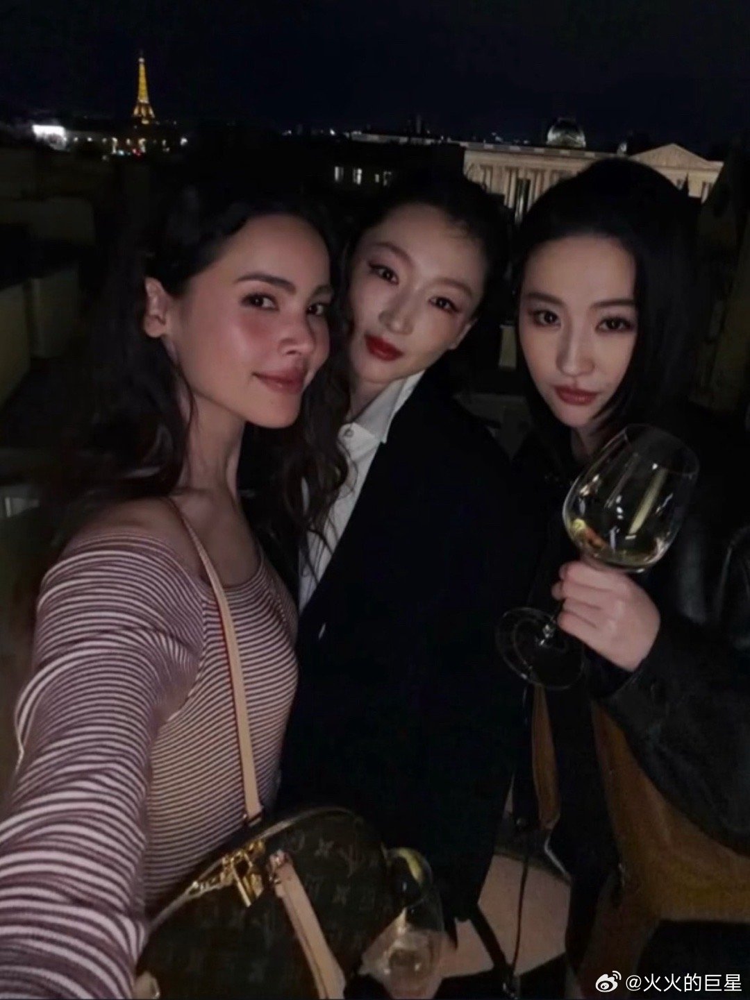 漂亮姐姐们同框啦刘亦菲周冬雨晚宴合影刘亦菲周冬雨同框合照