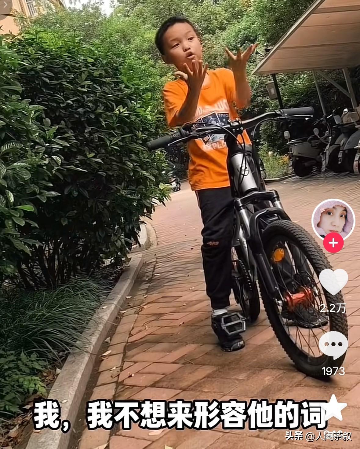 “江湖最高礼仪”

网友称赞这个小孩哥的善良与教养。刘宁带彭亚楼出门在小区散步，