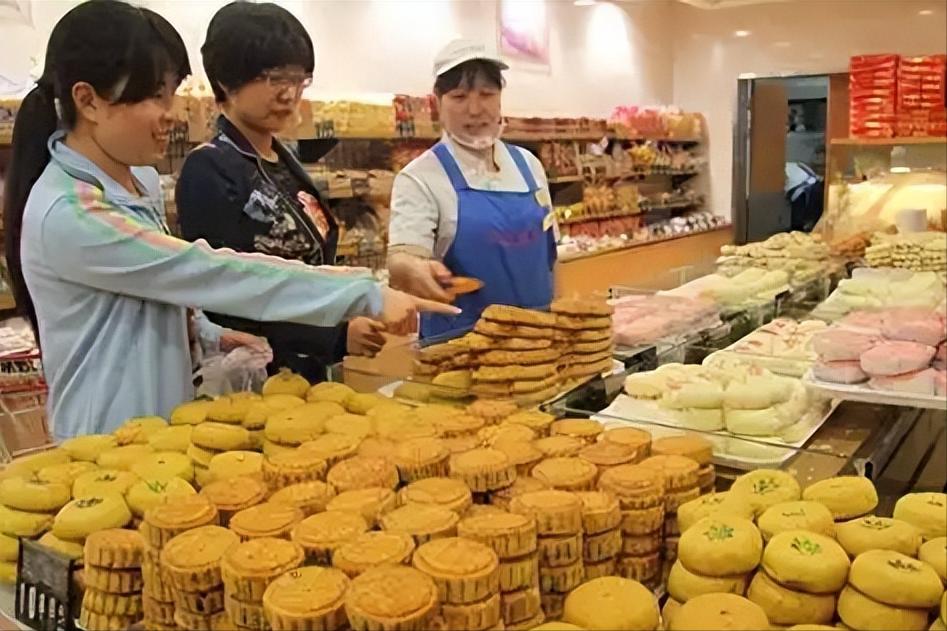 今年中秋，月饼市场迎来大洗牌！
 
第一，高价月饼真卖不动了。千元高端礼盒无人问