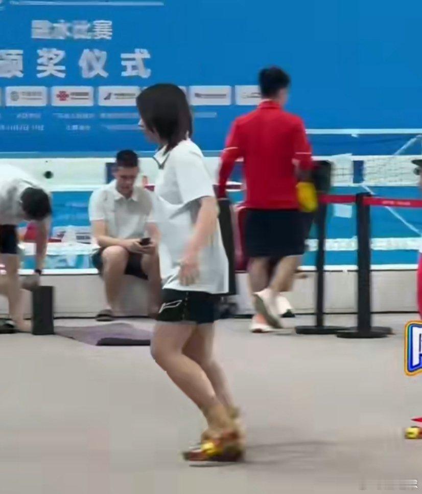 全红婵全运会备战画面全红婵全运会赛前训练中，全红婵完成多组高难度动作，腾空、入水