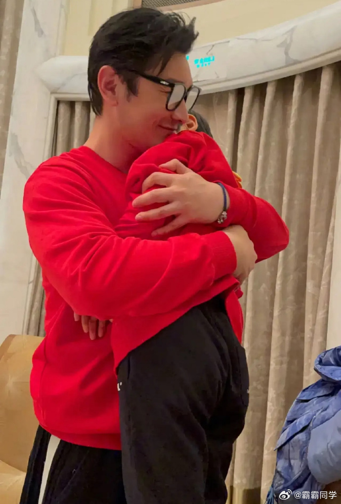 黄晓明晒和儿子春日骑行照谁能拒绝这么有爱的父子画面，黄晓明和小海绵春日骑行，并肩