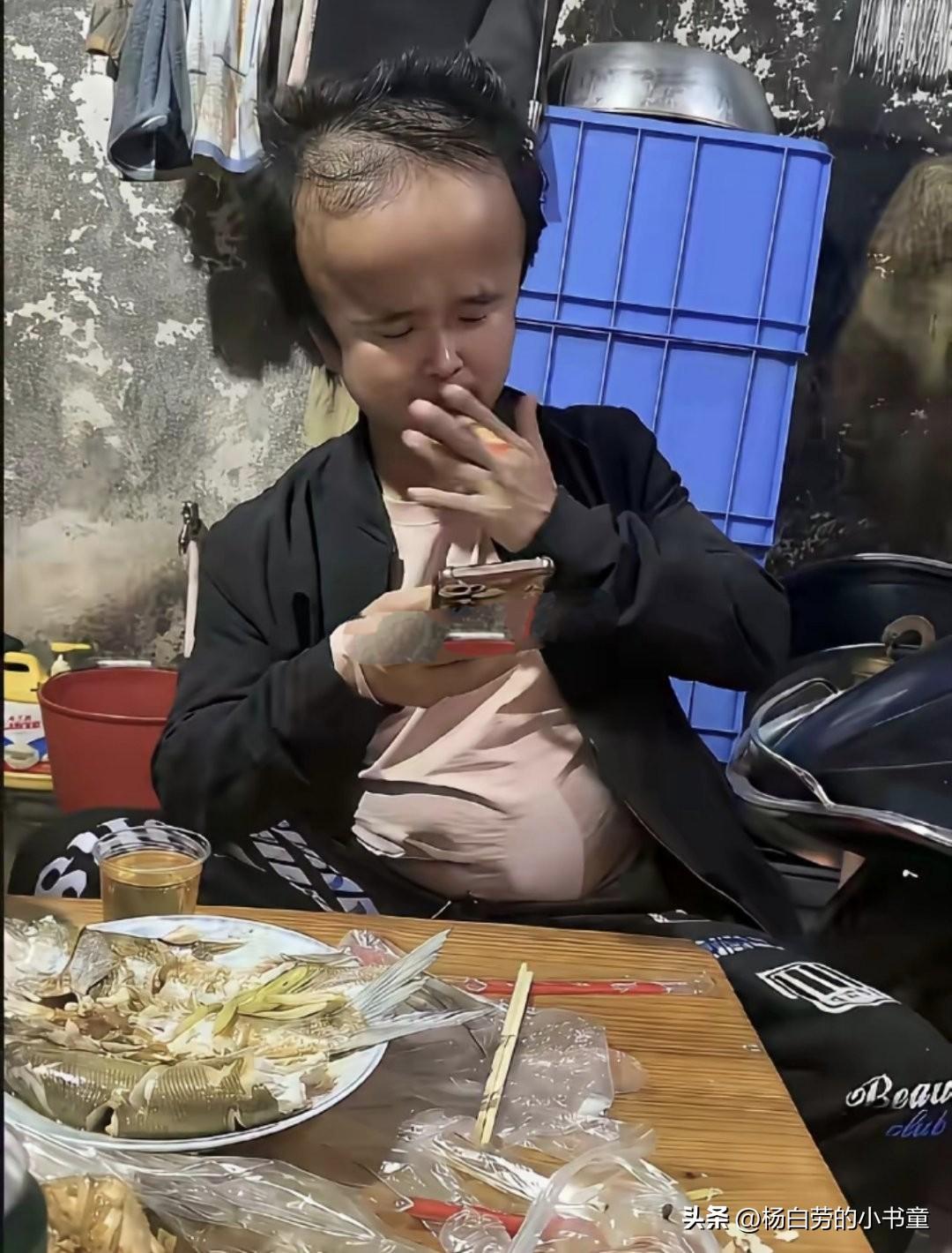 施主：看你面相天庭饱满地阁方圆
前途不可限量
网友：零几年喝了含三聚氰胺的三鹿奶