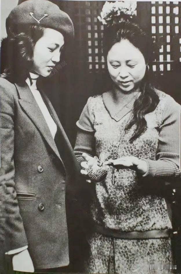 这是琼瑶和凤飞飞的合照，两人结缘于七十年代中期，这时的琼瑶不到40岁，凤飞飞也只