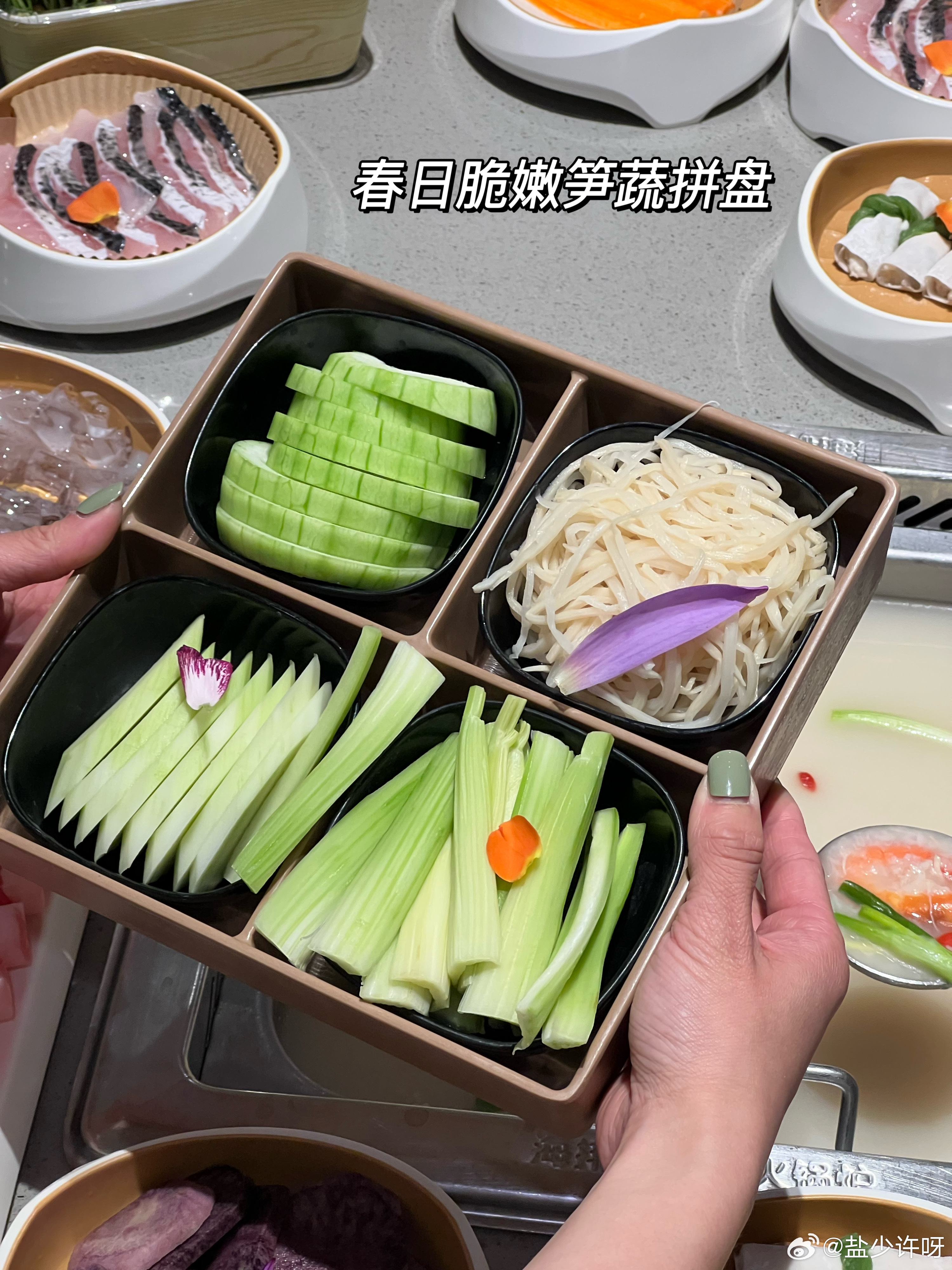 [憧憬]嚯！周末和朋友约了去海底捞吃火锅，没想到进门的一片绿色让我感受到了春天，