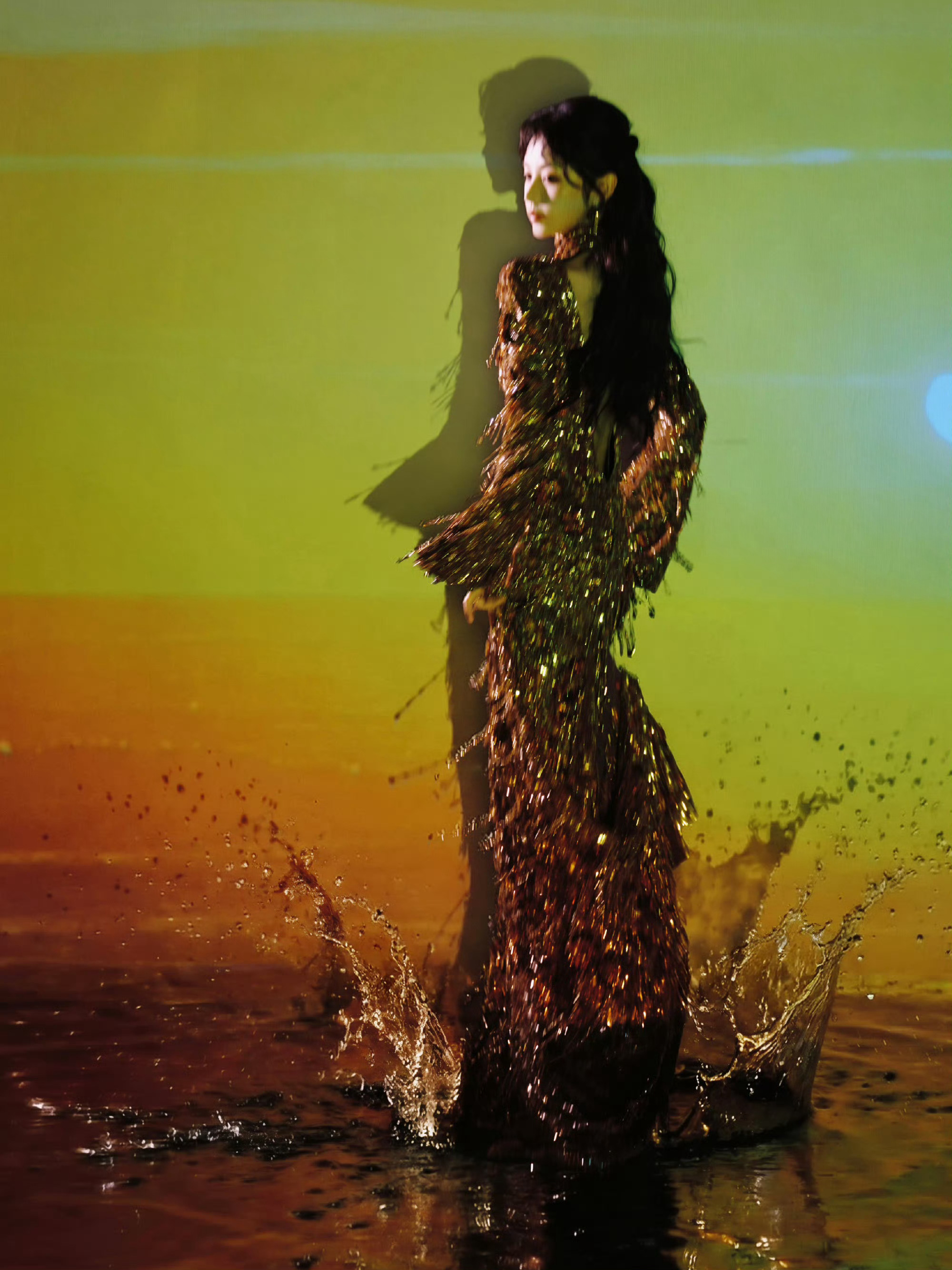 田曦薇金色流苏裙 