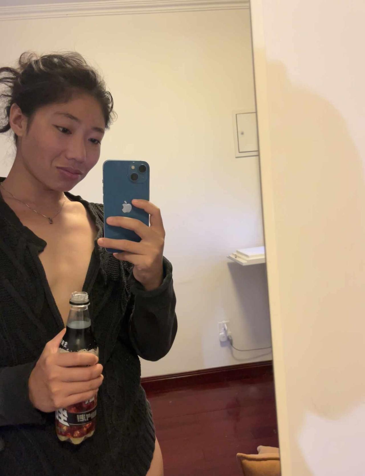 标题推荐：贵妃醉酒
现在喝得出来可口可乐和百事可乐的区别 小麦色 自拍 原相机