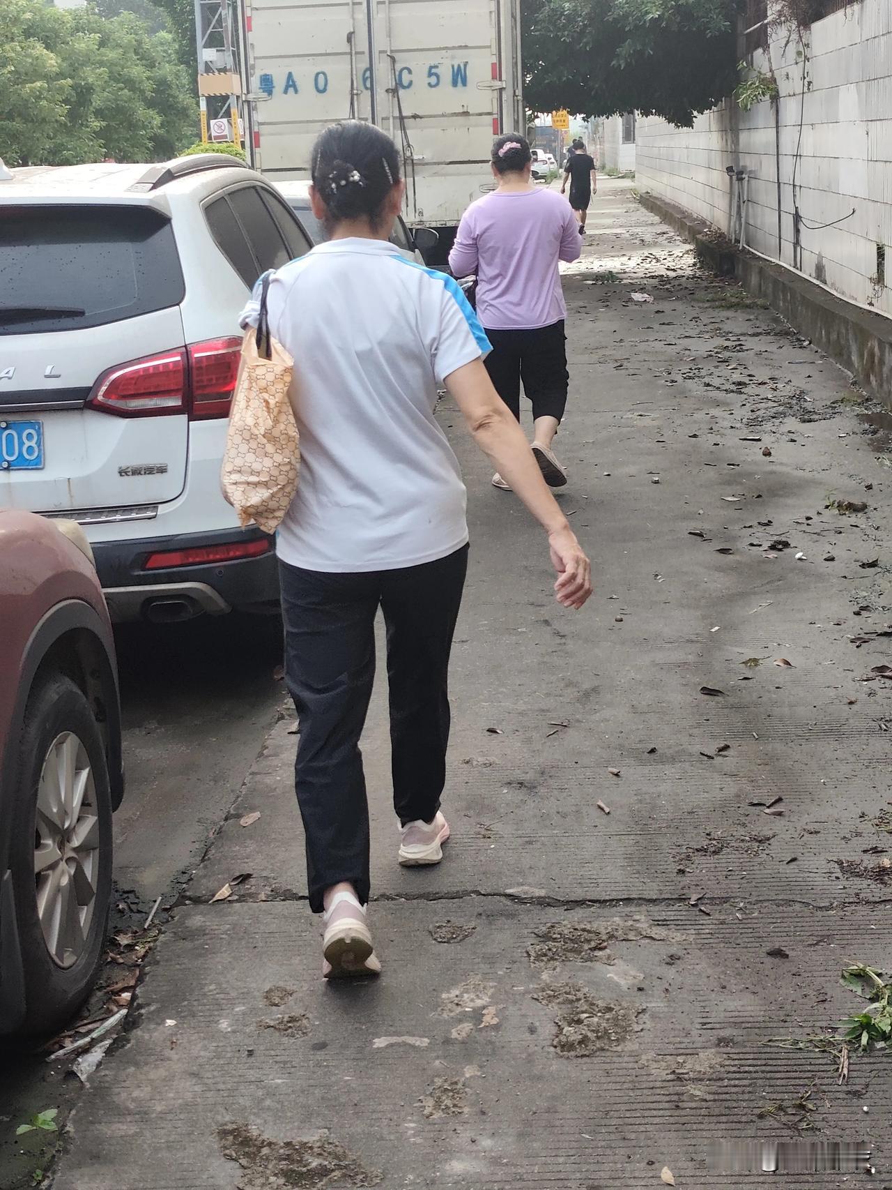 你问我答这位女大龄工一边听小说一边走，为何她走得那么快？