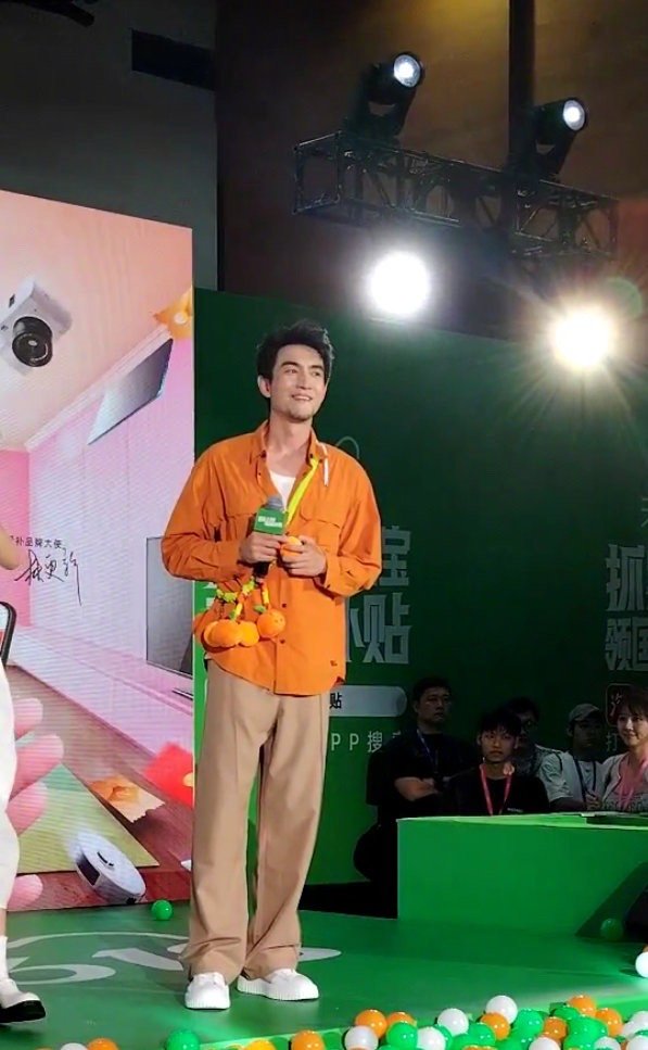 谁懂林更新生图直出的震撼林更新扫楼听取哇声一片 林更新最近怎么还越来越帅啊，穿橙