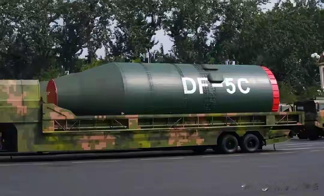 东风-5C导弹让美国焦虑不已，声称：中国多款导弹可打其本土，不敢硬碰硬。

这可