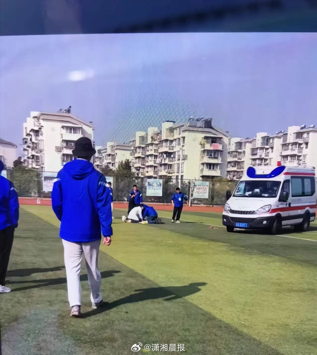 【#南京一学生被指跑200米时昏倒去世#，#多方回应有学生跑200米时昏倒去世#