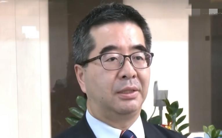 萧旭岑昨天在采访中选择不在隐忍，他说自己已经被逼到退无可退的境地，他接到过前行政