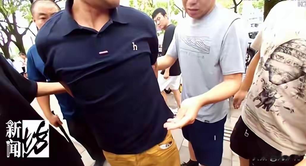 带剪刀专门偷剪孩子脖子上的金吊坠！
近日，上海一家长带孩子去医院，发现孩子脖子上