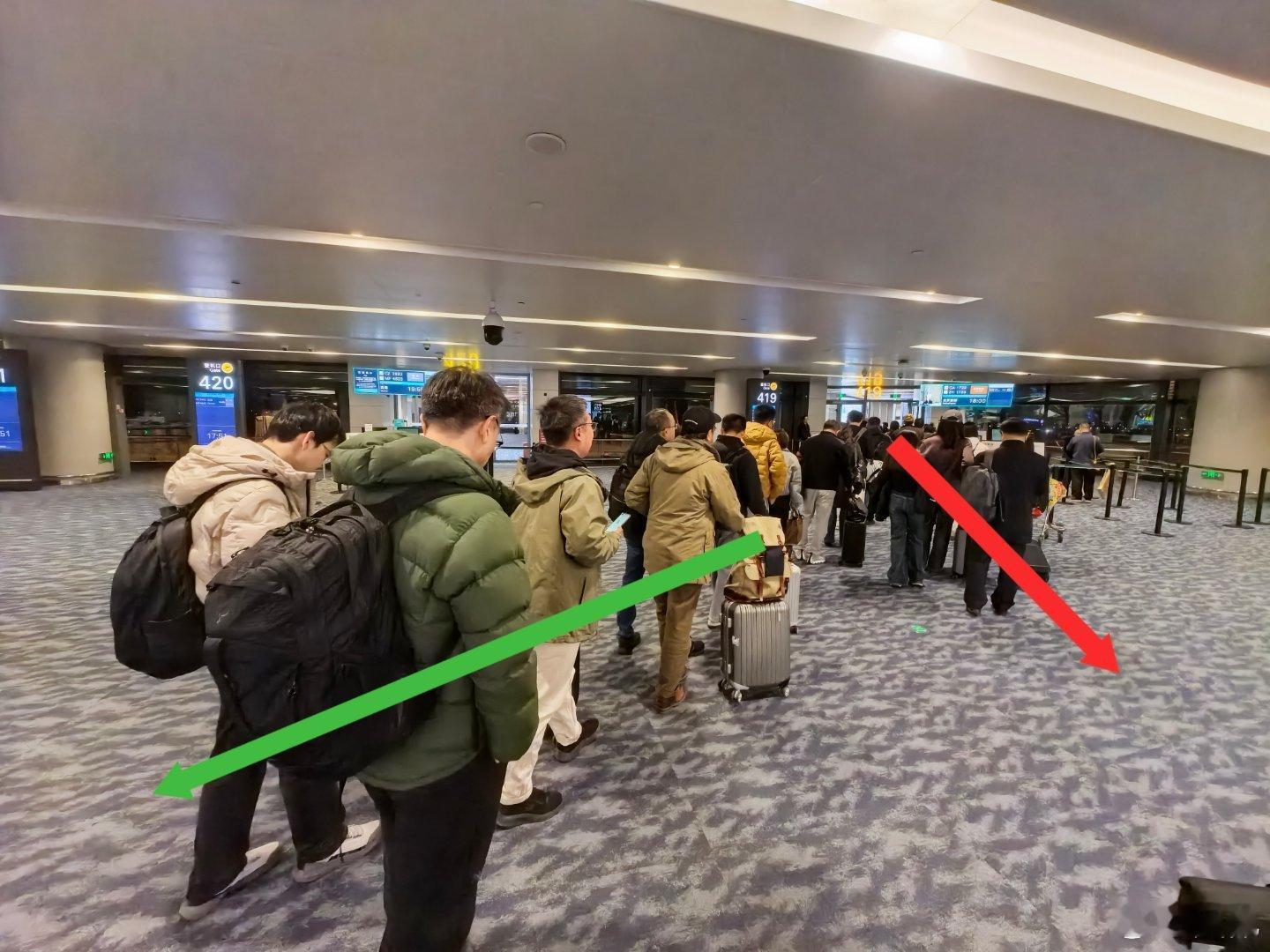 一架飞机100来个人， 70多个是白金和金卡，比普客通道排队的人更多。这就是每周