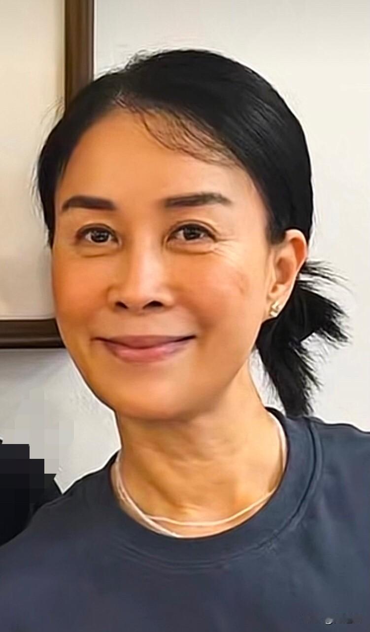 毕竟也是快60岁的人了，那英的那首《山不转呢水在转》，还如当年般在耳边回响，今个