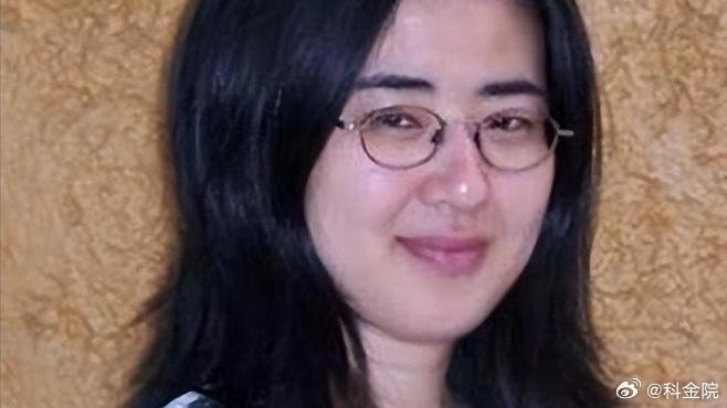 《中国“神童”田晓菲，13岁被北大破格录取，出国留学后，28岁嫁给53岁美国老师