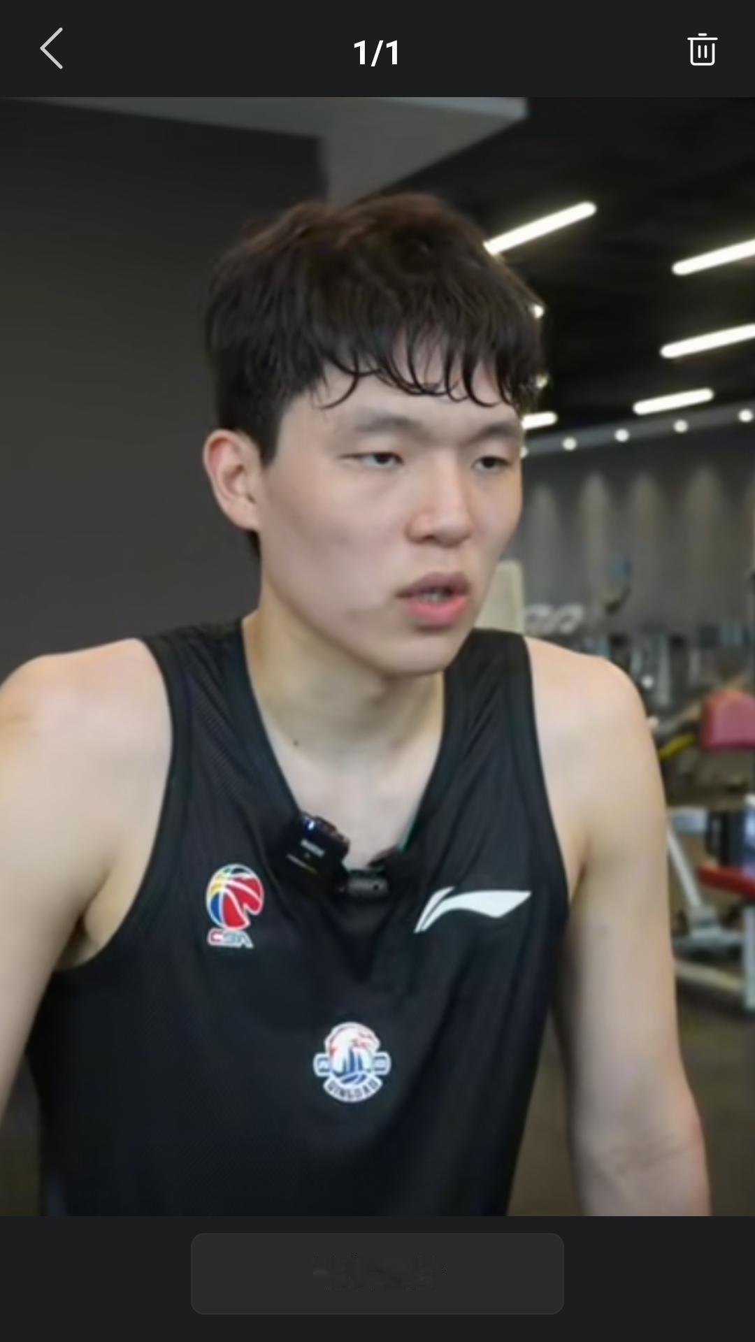 【昨天中国男篮小将杨汉森接受采访，谈到过去一年在NBA 的感受。】杨汉森说:那边