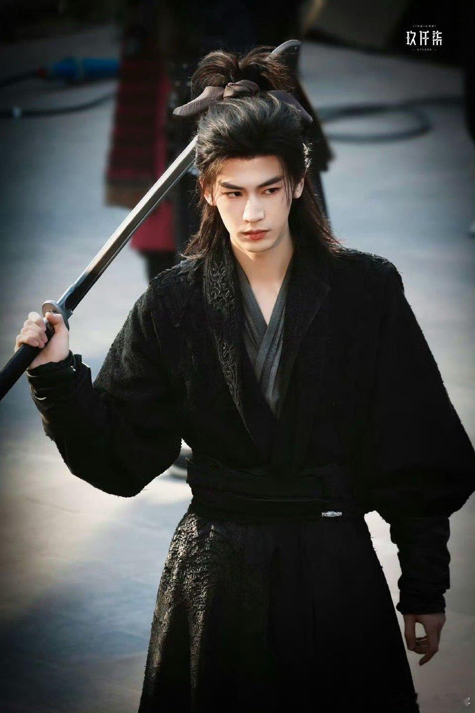 张凌赫手里的刀一米六凌赫好帅啊！！ 