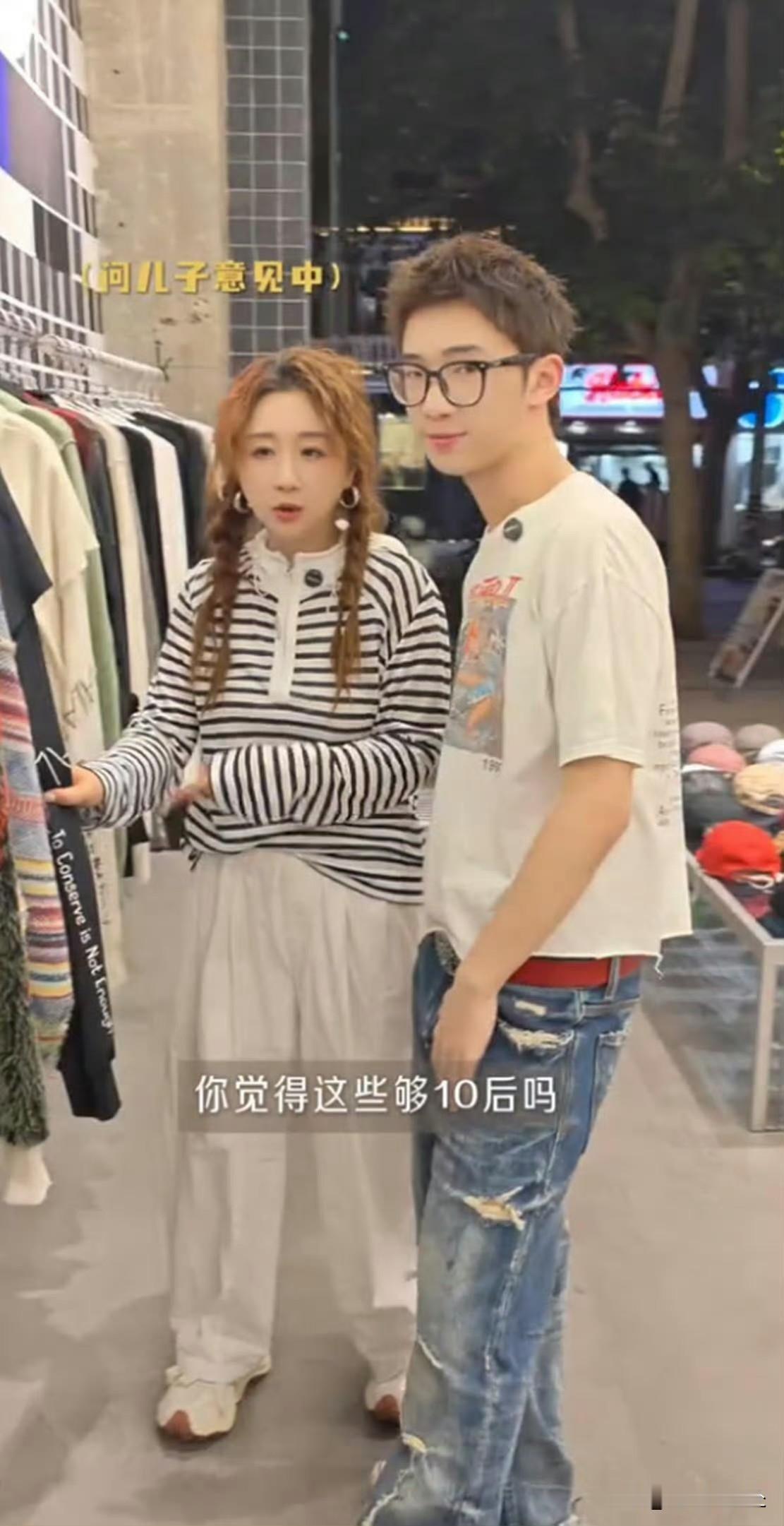傅首尔晒出和17岁儿子多乐晚上逛街的视频，直接冲上了热搜。以前在综艺里那个奶乎乎