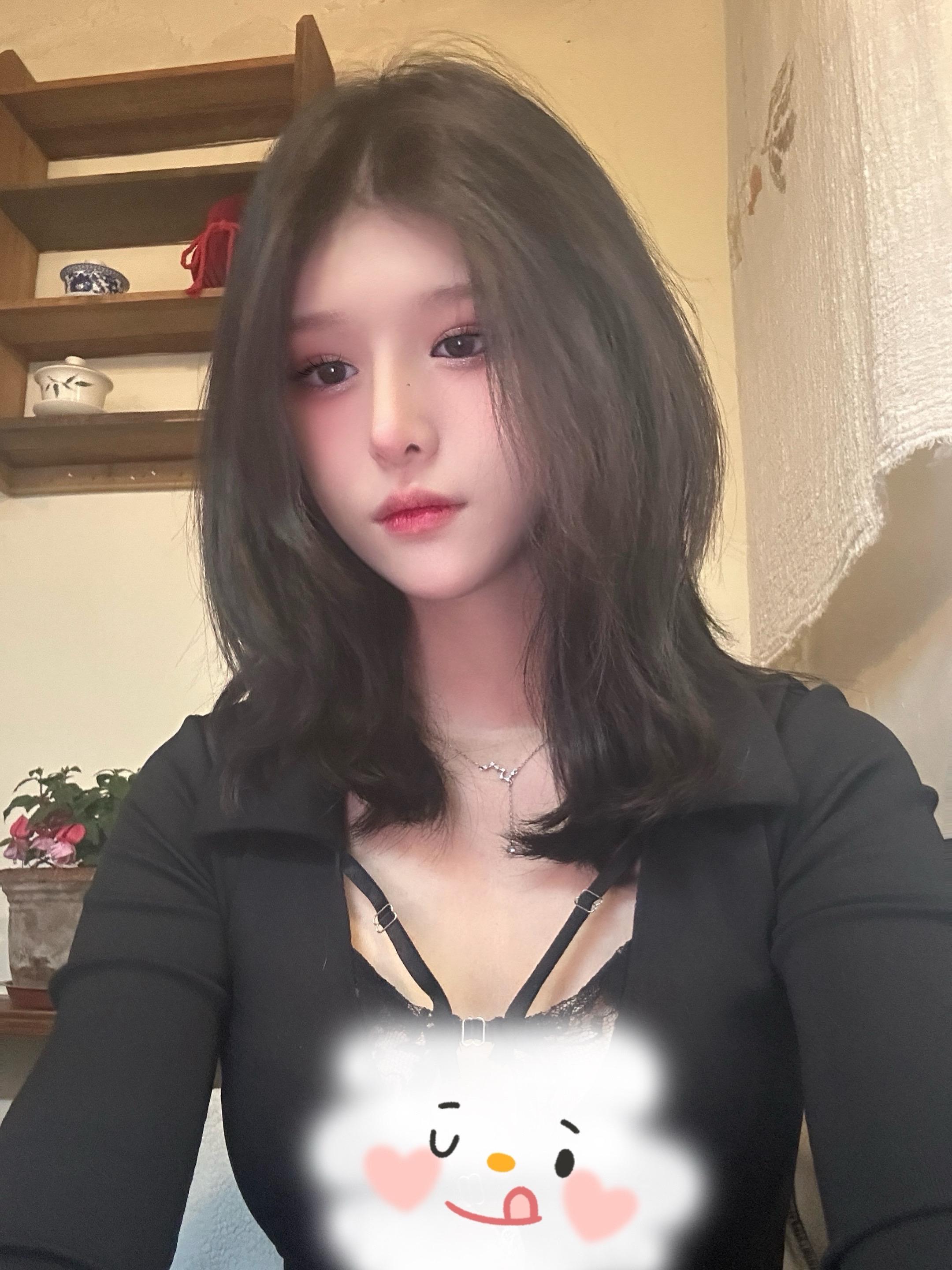 玩手机被弟媳偷拍了  索性就自己也拍一张。