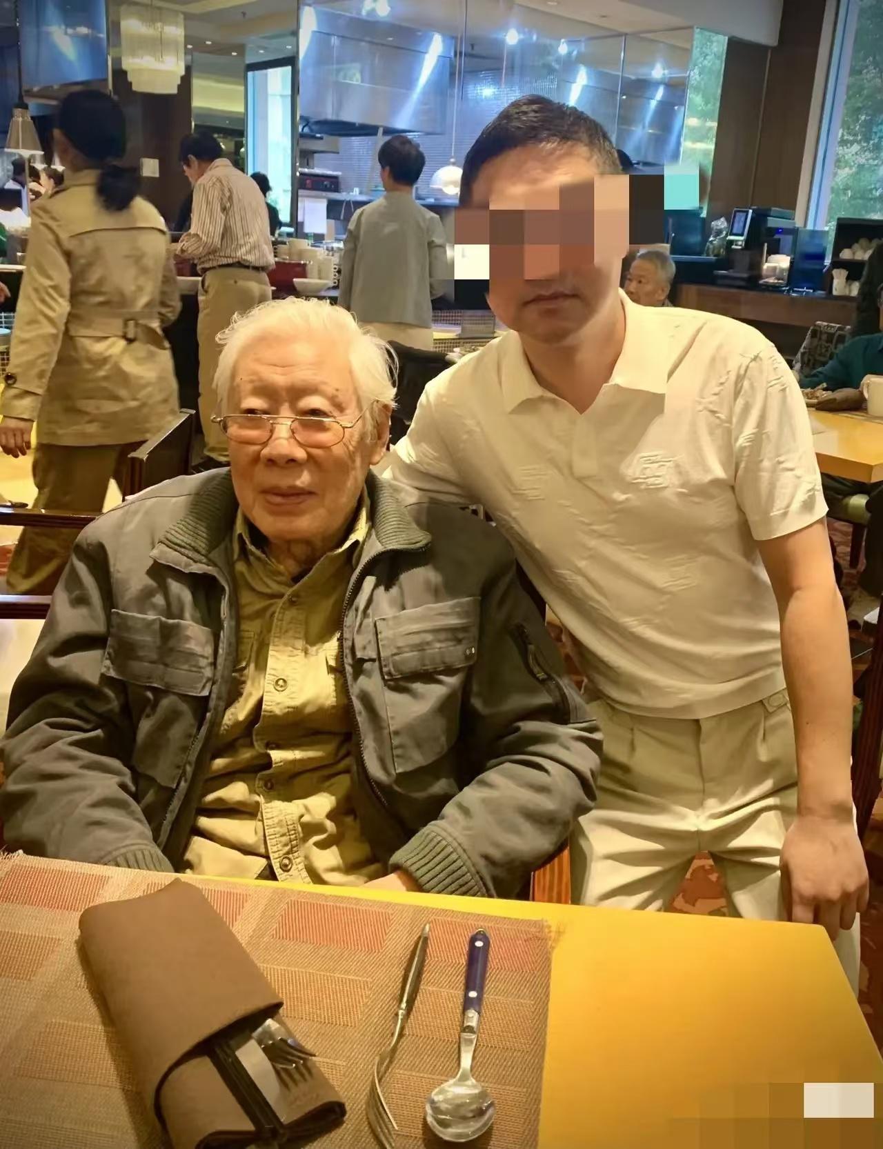 焦晃终于出来社交了！

上海五星的大酒店，89岁焦晃现身时坐着轮椅，但是头发清爽