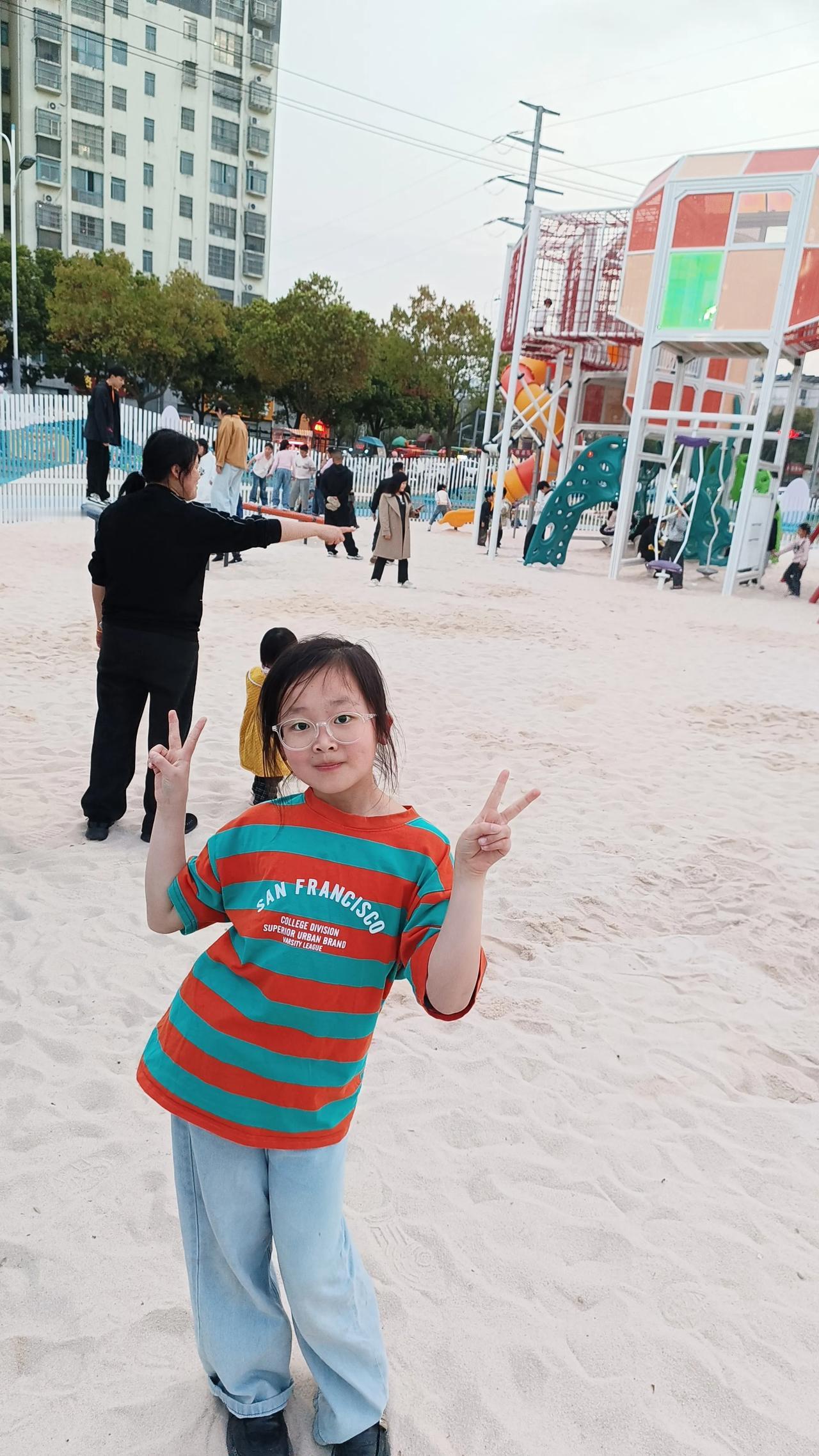 今天早餐营业额直逼2500，我和梅子忙的像个小陀螺，幸好有甜甜这个小帮手。人太多