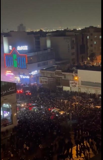 伊朗，大规模的抗议在持续。