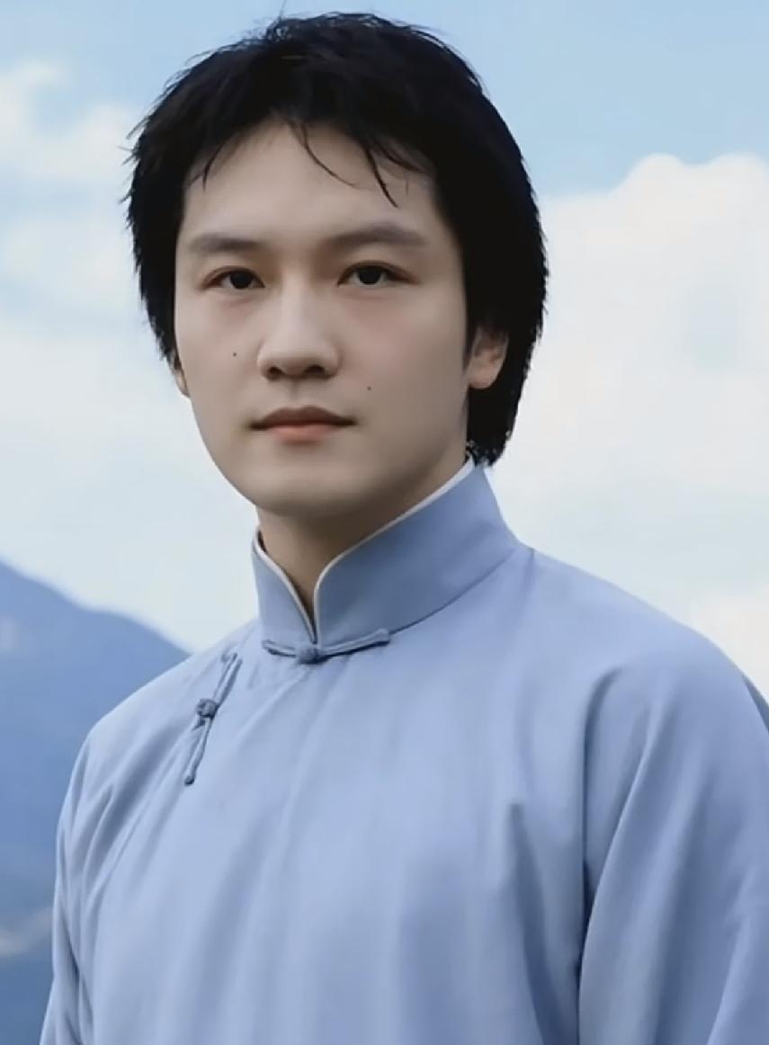 樊振东的这形象是不是很眼熟，之前有人说如果让樊振东来演红楼梦中的贾宝玉的话，根本