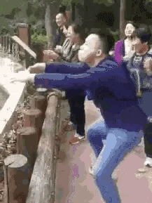 1：还别说，比划的比里面的还像。
2：天天锻炼的人，才能跑出这么好看的姿势。