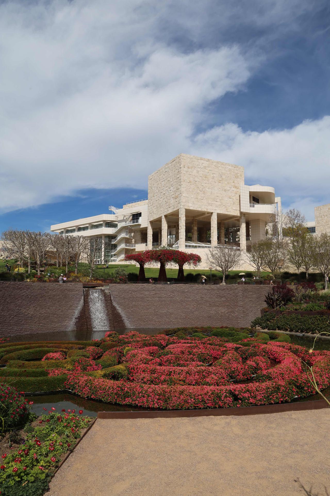 盖蒂艺术中心（Getty Center）位于美国洛杉矶圣莫尼卡山脉山顶，由石油大