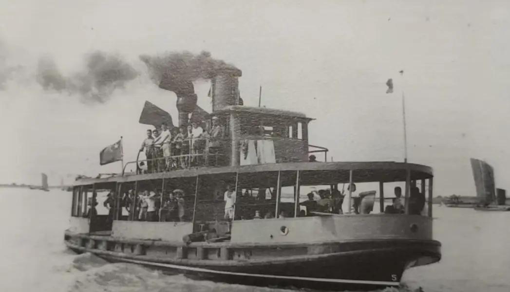 民国时期国内渡船条件很差
《银元时代生活史》的作者陈存仁这么写：在踏上内河篷船之