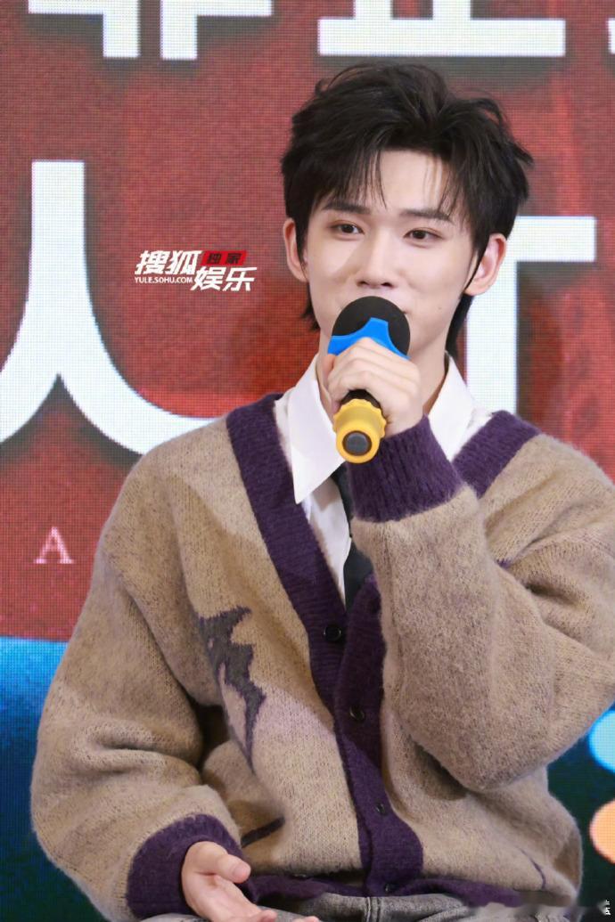 余宇涵躲C位无限超越班探班会的C位仿佛有“诅咒”，陈志鹏拽着余宇涵各种折腾，就为