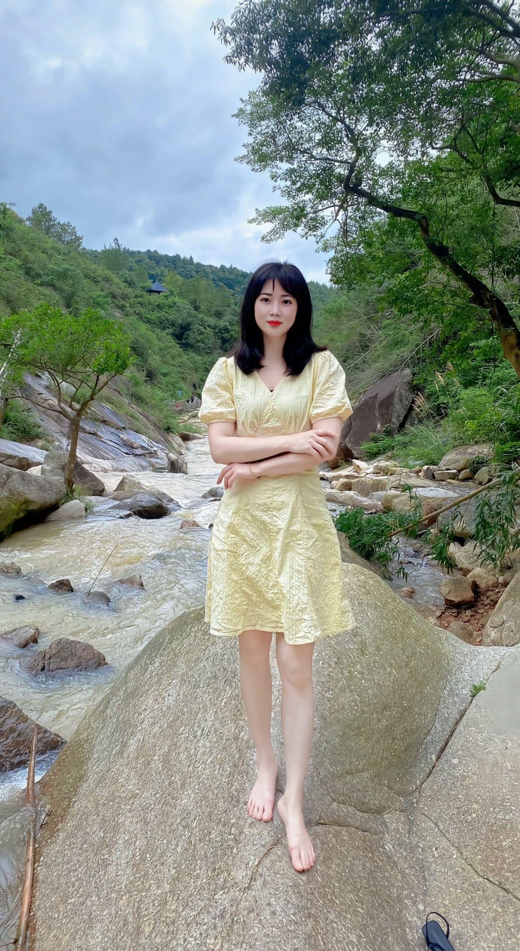 生活虽有起伏，但每一步都铸就了今天的你。愿你未来的日子如诗如画，充满阳光与希望。