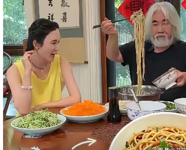 微头条日记

张纪中很懂吃食，不追求奢华。近日陪着妻子杜星霖回到连云港娘家，餐桌